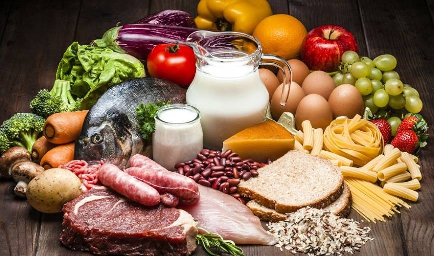 Coppia adulta che condivide un pasto sano con sorrisi e relax in ambiente moderno