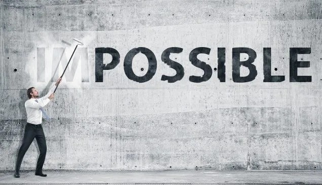 Gruppo di adulti che si allenano insieme in uno studio moderno, sorridenti e motivati